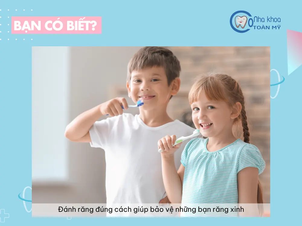 Hai em bé cầm bàn chải cùng thông điệp đánh răng đúng cách bảo vệ răng xinh