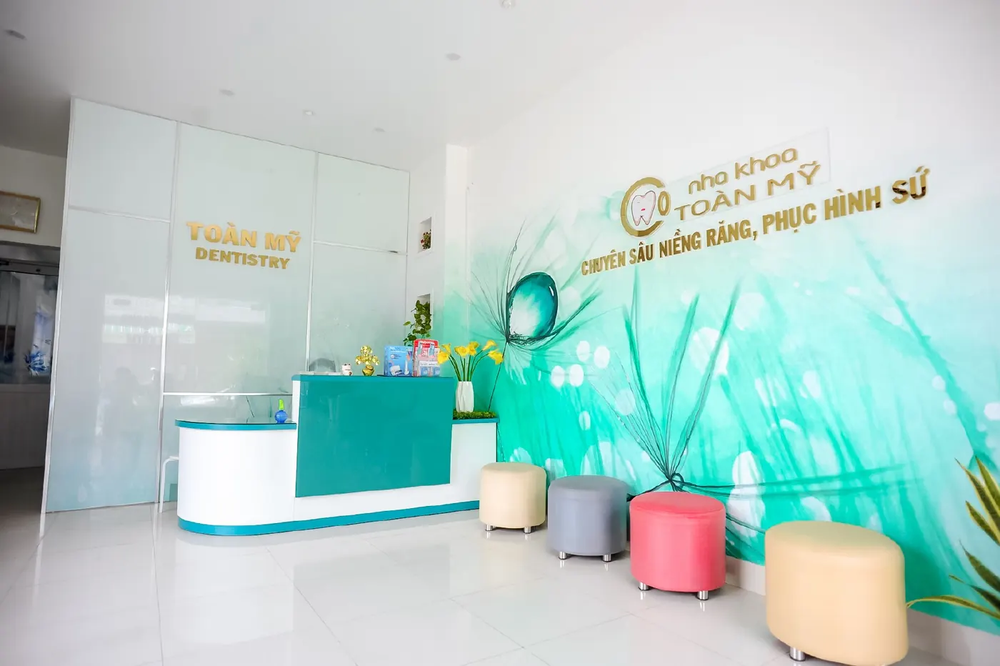 Khu vực quầy lễ tân và phòng chờ tại Nha khoa Toàn Mỹ Cao Lãnh