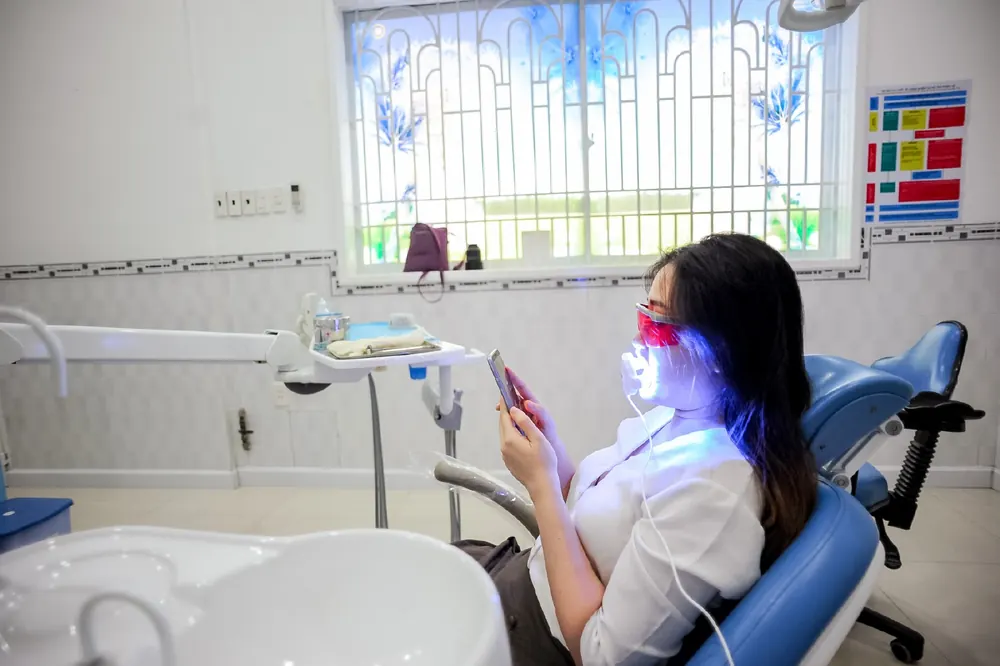 Khách hàng trải nghiệm dịch vụ tẩy trắng răng tại Nha khoa Toàn Mỹ Cao Lãnh